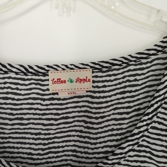 TOFFE APPLE PLUS SIZED WOMEN’S SLEEVELESS TOP - Picture 2 of 4